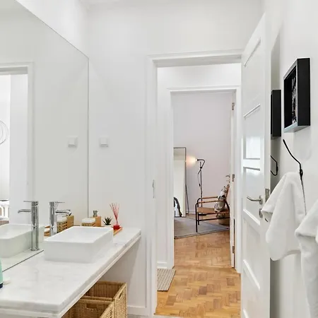 Stunning 2-bedroom In Benfica, *